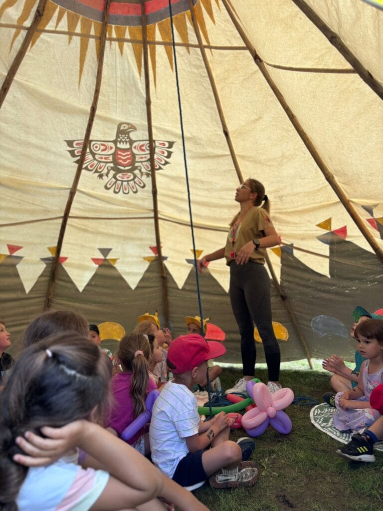 Wnętrze tipi – animatorka i dzieci