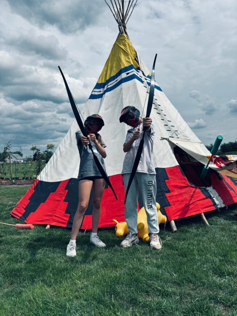 Tipi w wiosce indiańskiej w Mesznie