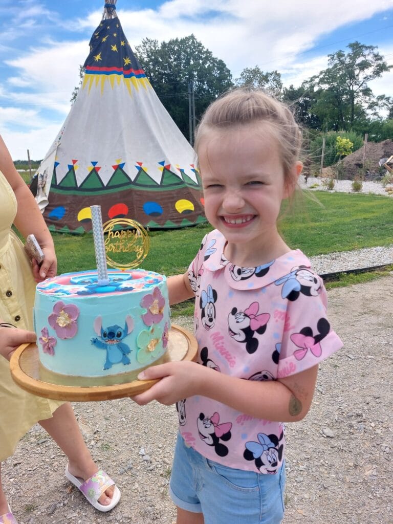 Tort urodzinowy i solenizantka przy tipi
