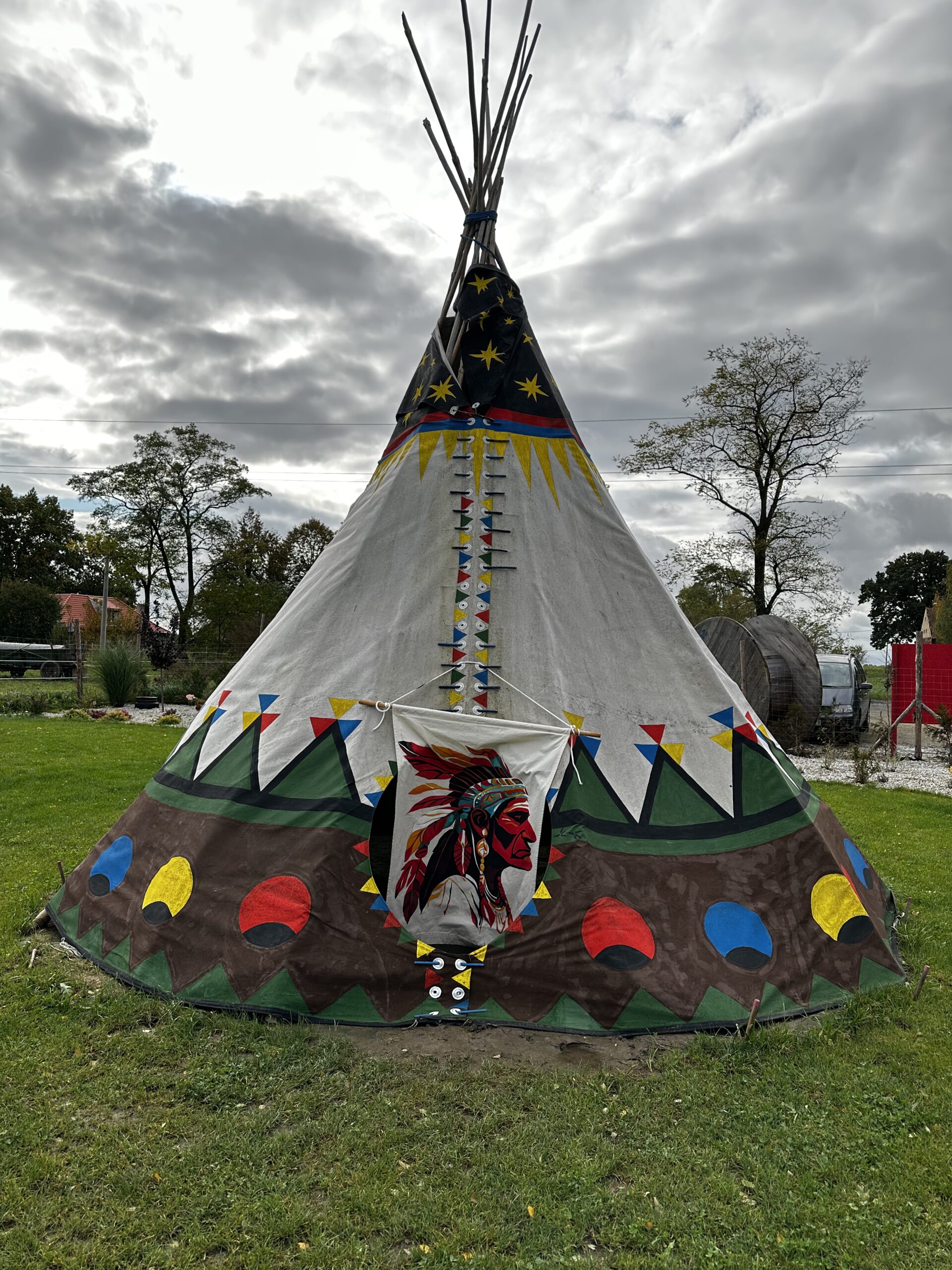 Tipi stojące na terenie wioski indiańskiej w Mesznie